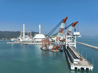 華潤(rùn)海豐卸船機(jī)順利吊裝，助力粵港澳大灣區(qū)能源供應(yīng)